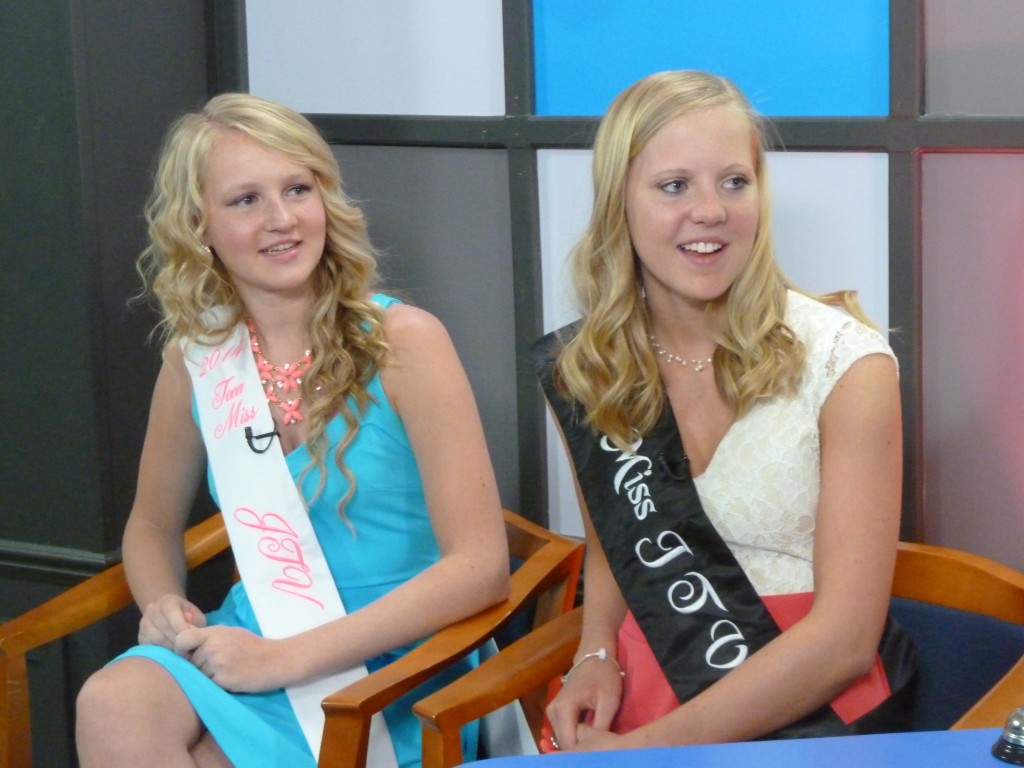 Alyssa Stull and Katlynn Roden with Bart